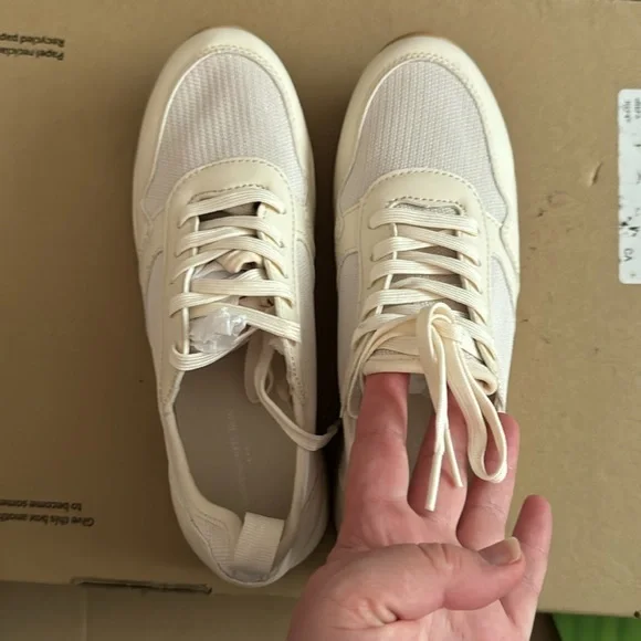 Banana republic new sneaker size 7 - Picture 4 of 6